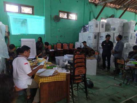Anggota Bawaslu Blora melakukan Pengawasan rekapitulasi perolehan suara tingkat kecamatan Randublatung