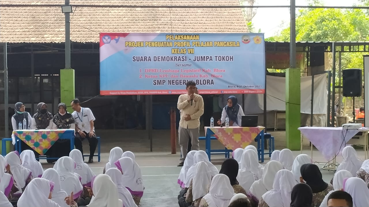 Anggota Bawaslu Blora Lulus Mariyonan saat memberikan pendidikan pemilu bagi siswa SMPN 1 Blora