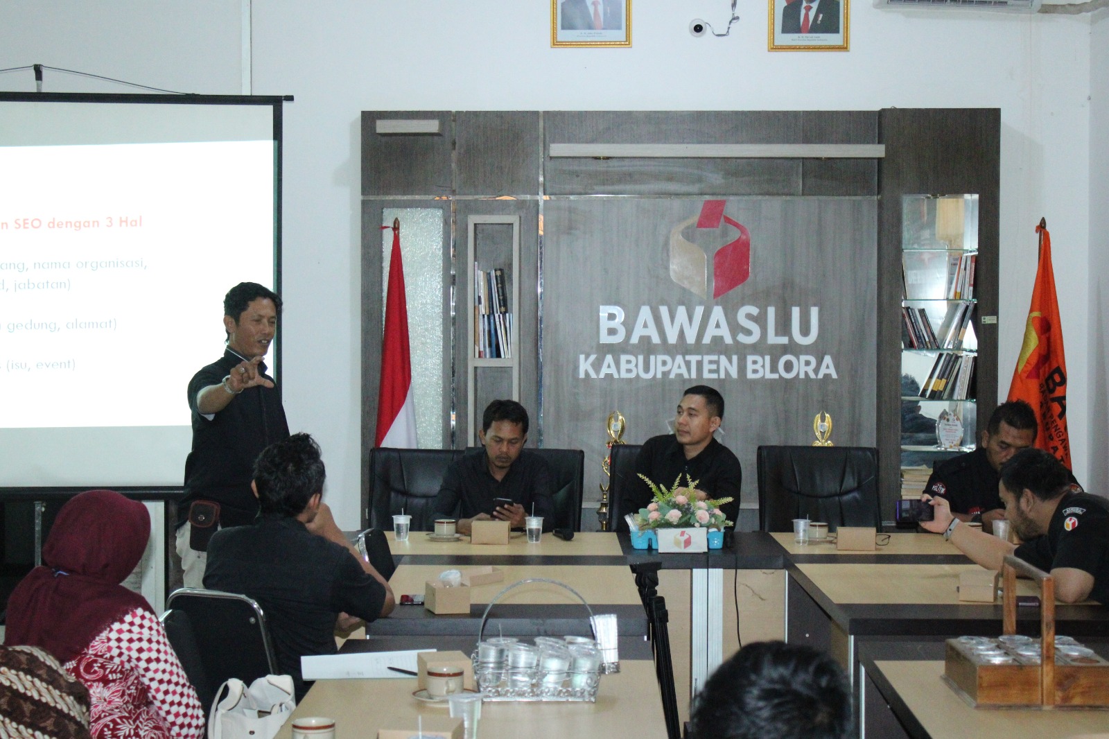 Ketua PWI Blora Heri Purnomo memberikan materi tentang publikasi di media online kepada jajaran Bawaslu Blora