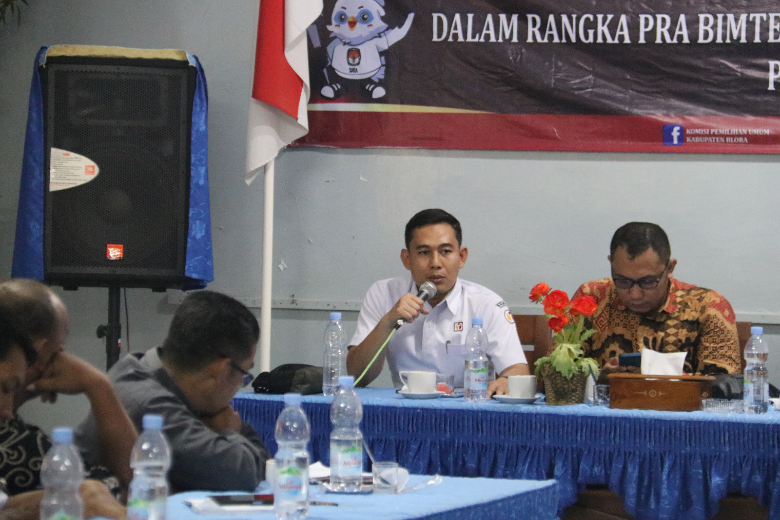 Ketua Bawaslu Blora, Andyka Fuad Ibrahim dalam rapat dengan KPU