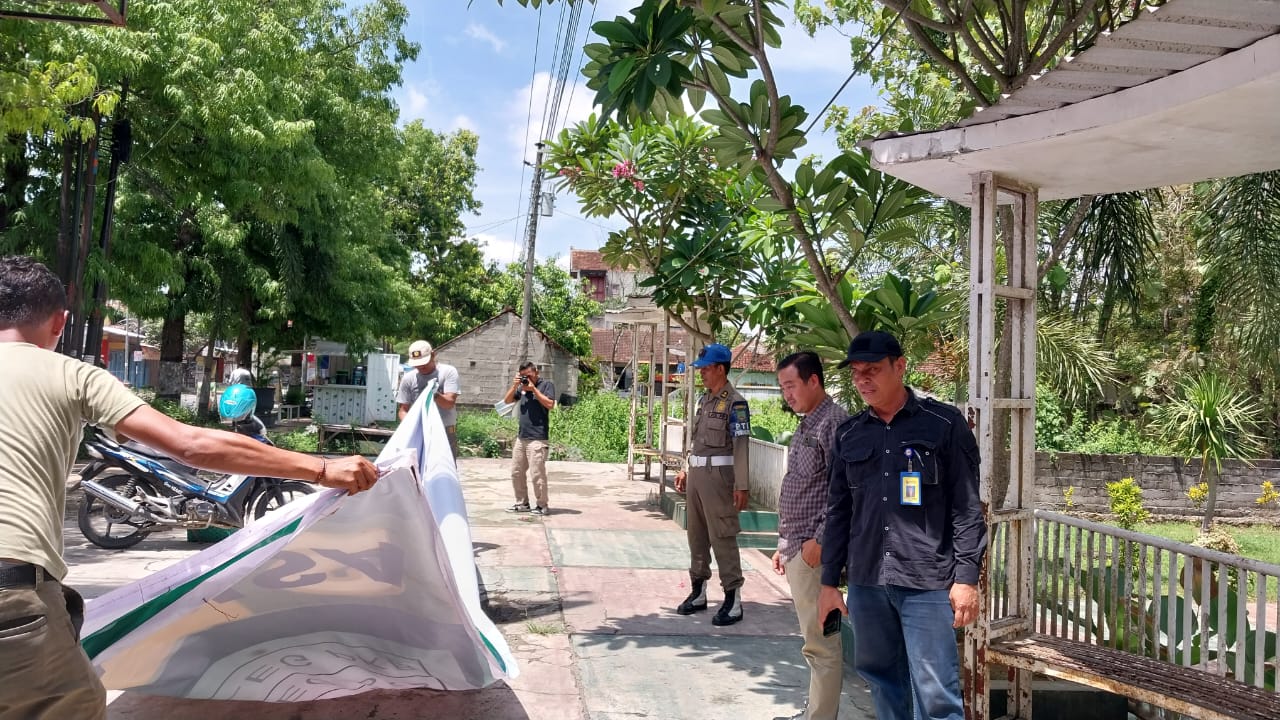 Penertiban alat peraga kampanye yang melanggar oleh tim gabungan Bawaslu, KPU, dan Satpol PP Blora