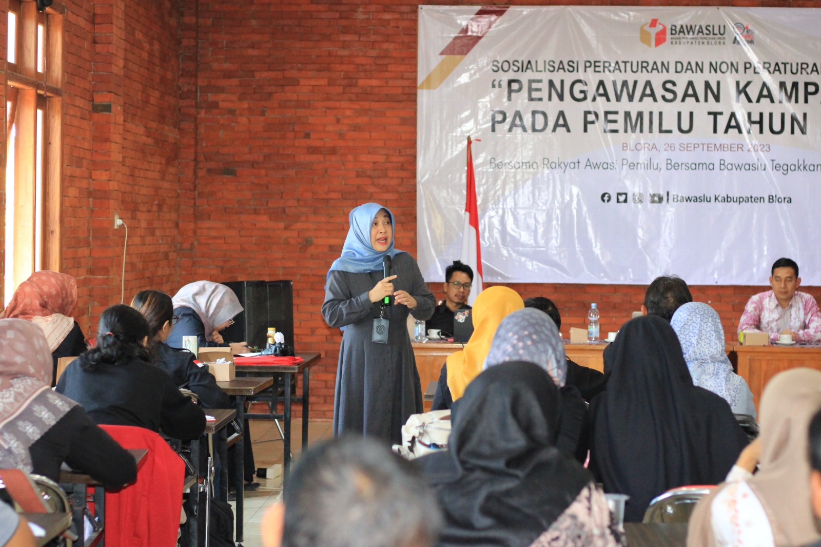 Dr. Sunny Ummul Firdaus saat memberikan Materi dalam kegiatan sosialisasi peraturan dan non peraturan Bawaslu