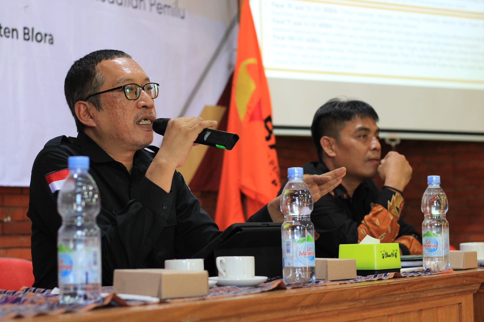 Anggota Bawaslu Provinsi Jawa Tengah, Achmad Husain memberikan arahan Kepada Panwaslu Kecamatan Tentang Regulasi Kampanye