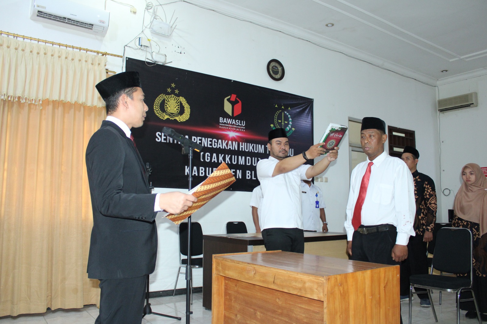 Ketua Bawaslu Blora, Andyka Fuad Ibrahim melantik Pengganti Antar Waktu Panwaslu Kecamatan Todanan