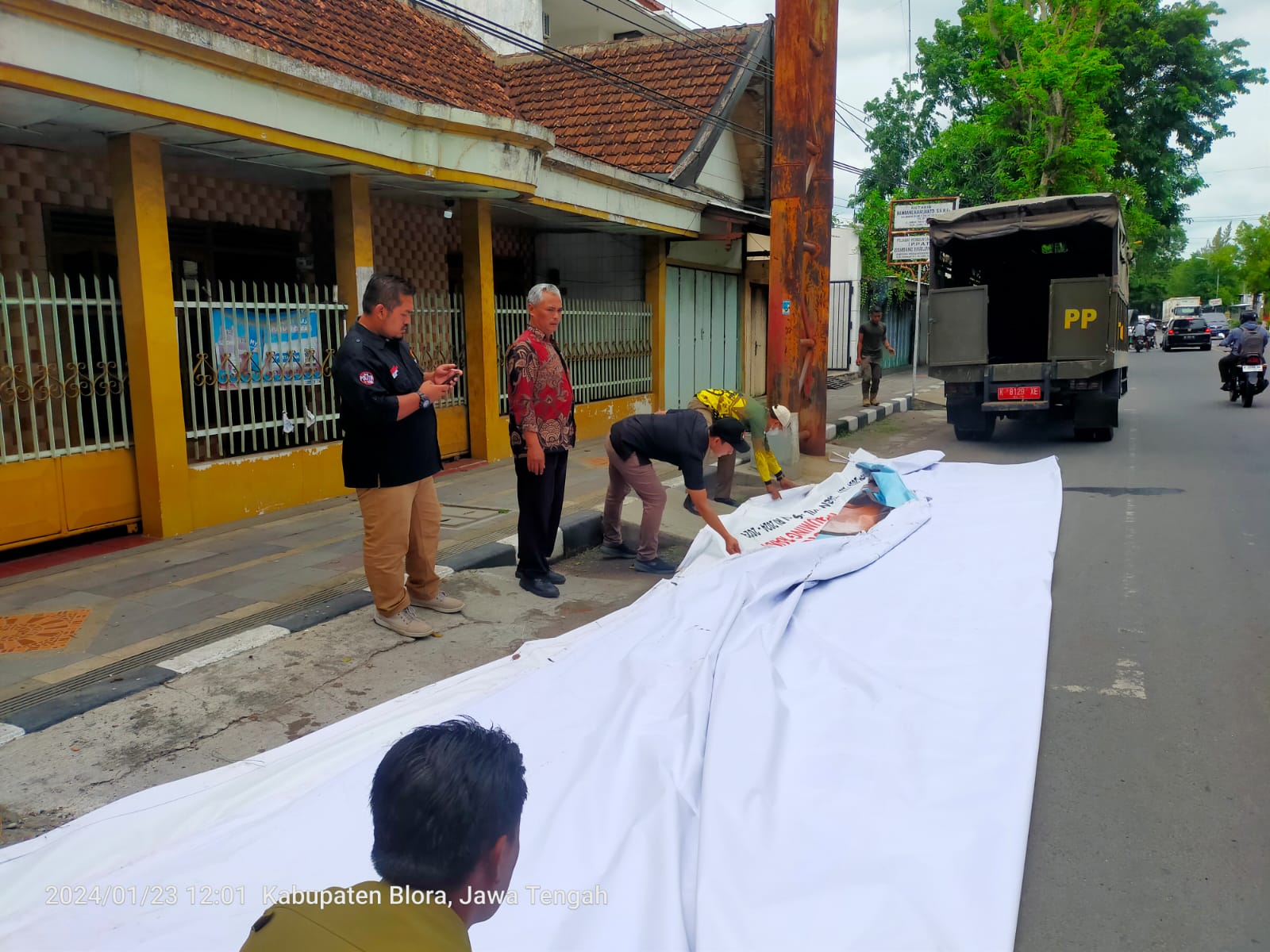 Bawaslu tertibkan APK melanggar yang terpasang di Jl. A. Yani