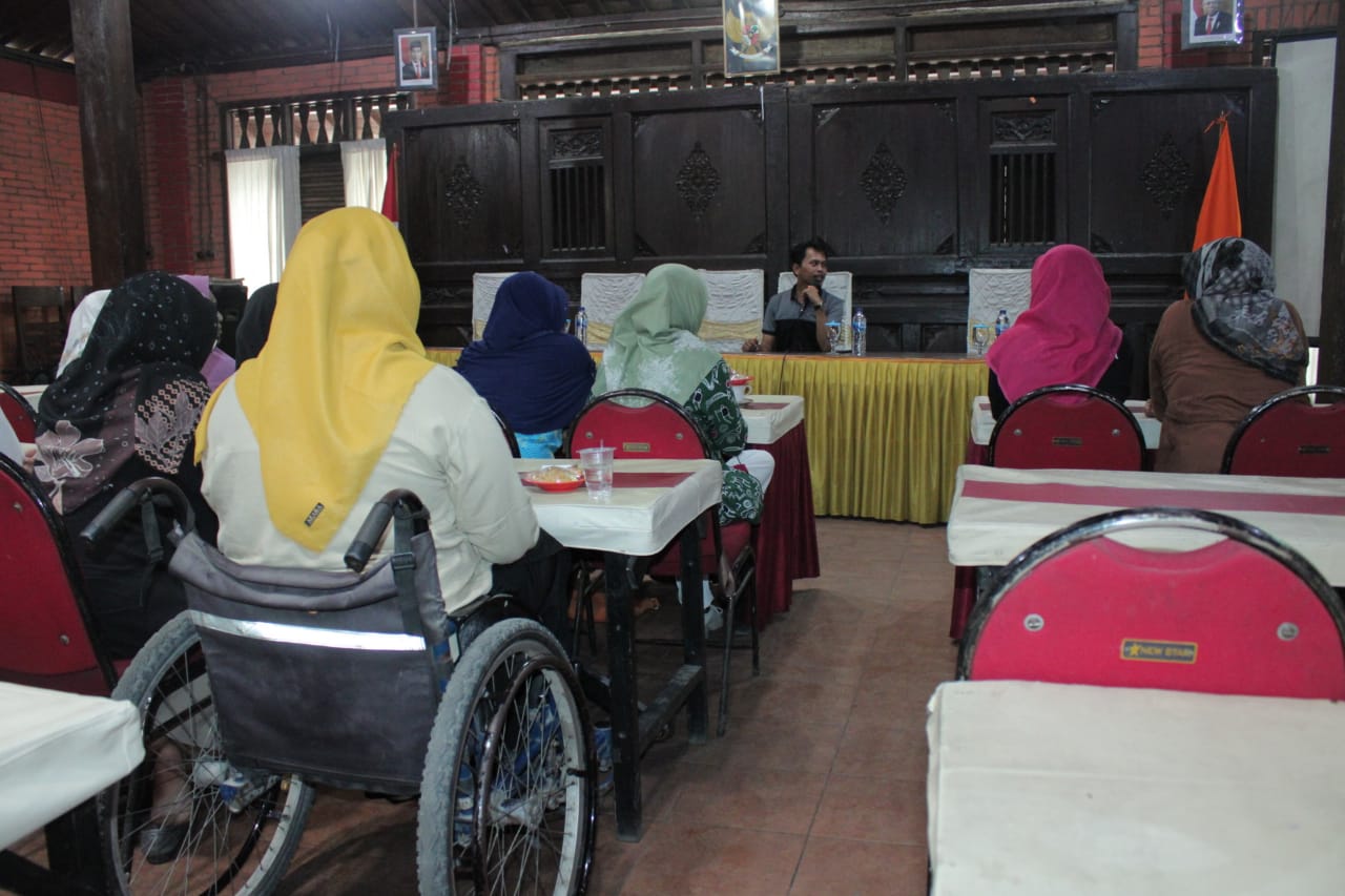 Anggota Bawaslu Blora, Muhammad Mustain saat memberikan materi dalam rakor dengan disabilitas