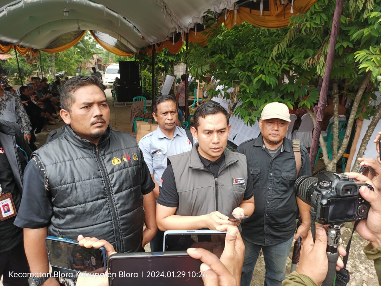 Ketua dan Anggota Bawaslu Blora melakukan pengawasan simulasi pemungutan dan penghitungan suara di TPS 07 Desa Jepangrejo Kabupaten Blora