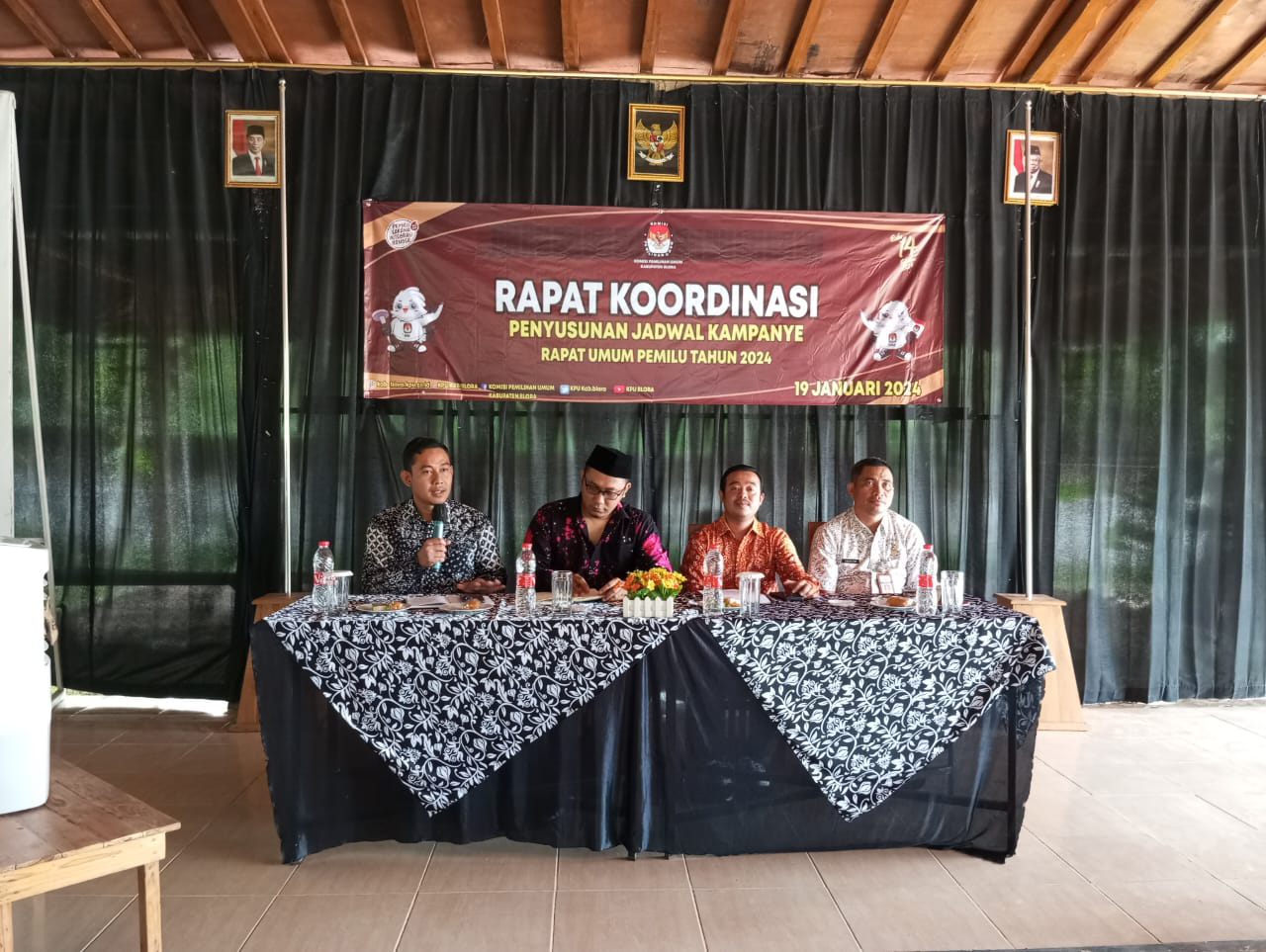 Ketua Bawaslu Blora, Andyka Fuad Ibrahim saat mengikuti Rapat Koordinasi Penyusunan Jadwal Kampanye Rapat Umum Pemilu Tahun 2024 yang digelar oleh KPU Kabupaten Blora pada Jumat (19/1/2024)