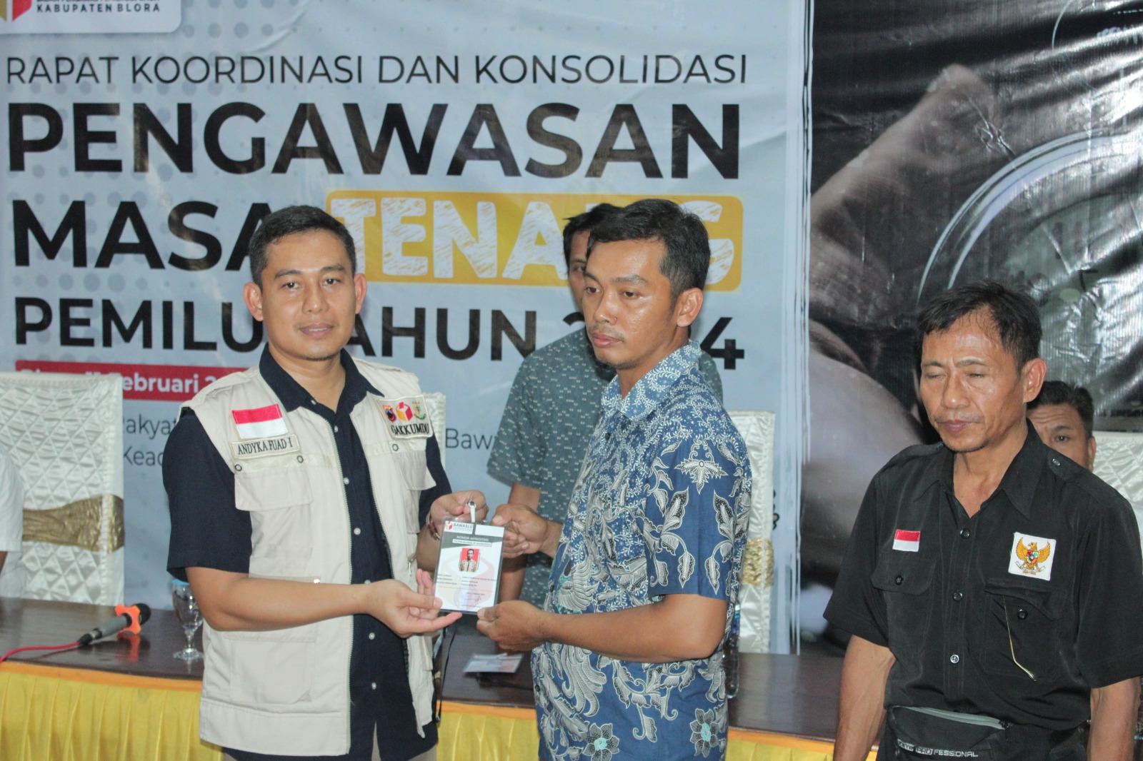 Ketua Bawaslu Blora, Andyka Fuad Ibrahim serahkan ID Card Pemantau Pemilu