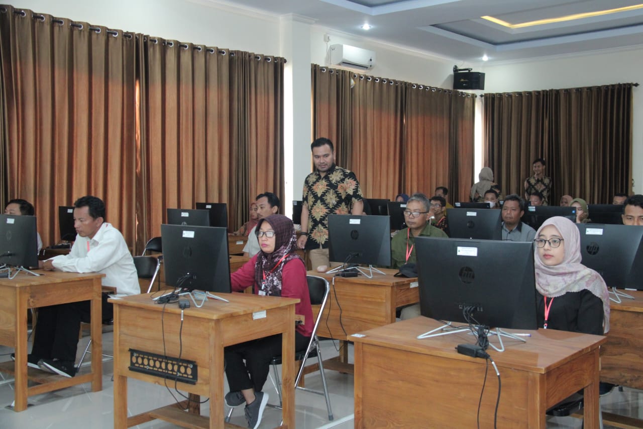 Pelaksanaan tes tertulis calon anggota Panwaslu Kecamatan.