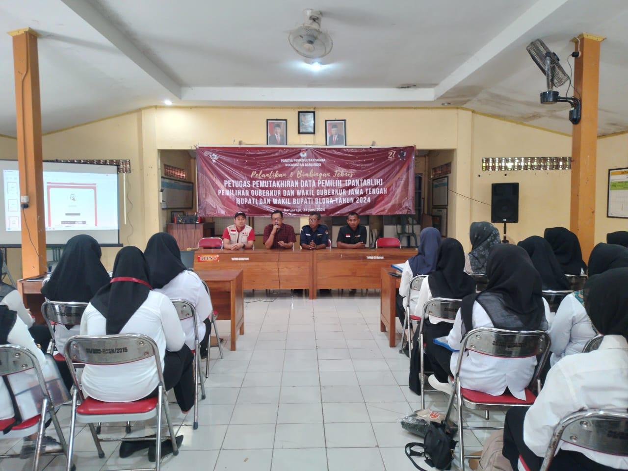 Anggota Bawaslu Jateng, Achmad Husain memberikan arahan pada pantarlih