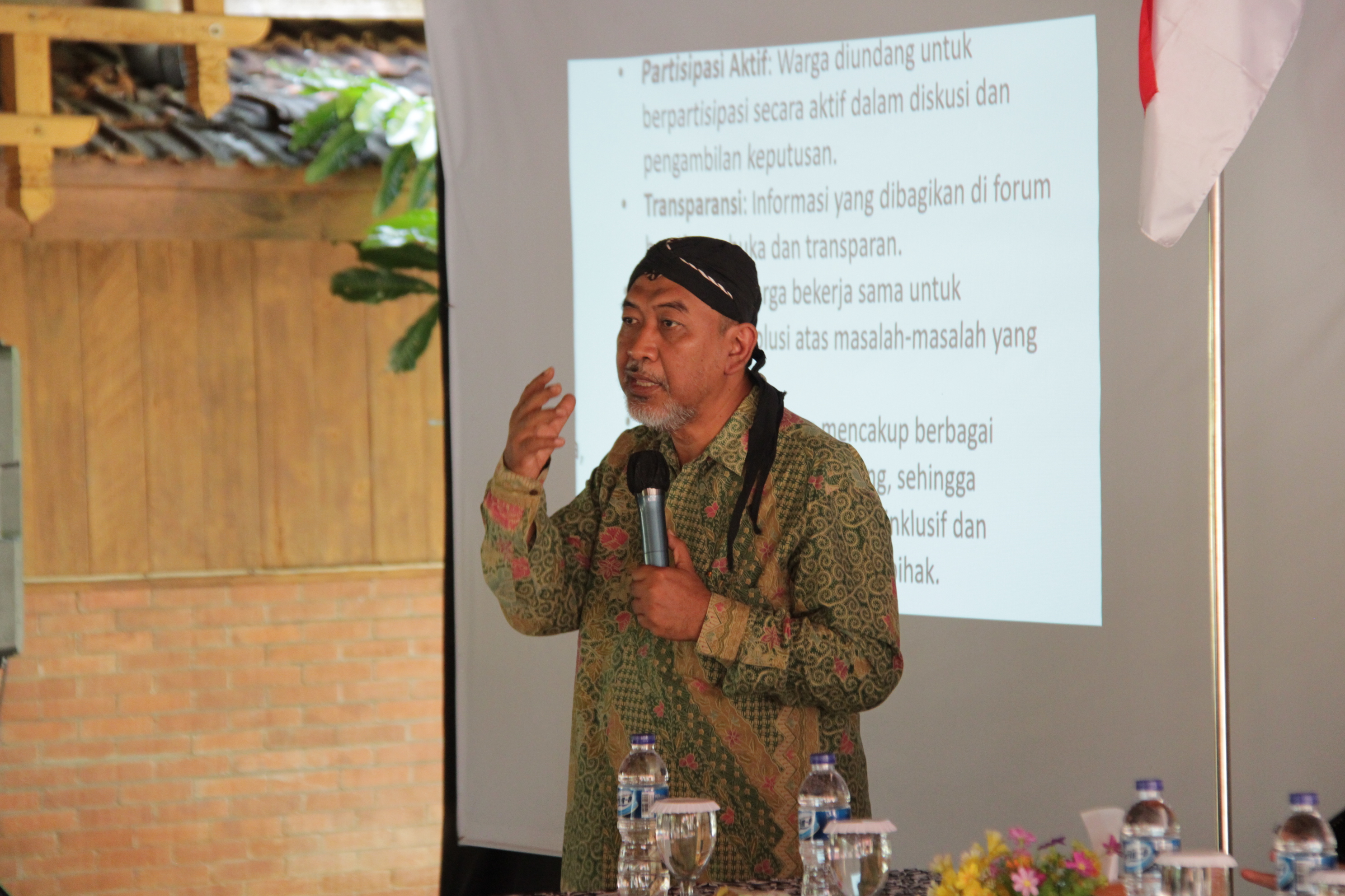 Ketua Badan Pengurus  YLPTP Surakarta Rahadi Al Paluri, saat menjadi narasumber dalam Sosialisasi pengawasan partisipatif yang digelar Bawaslu Blora.