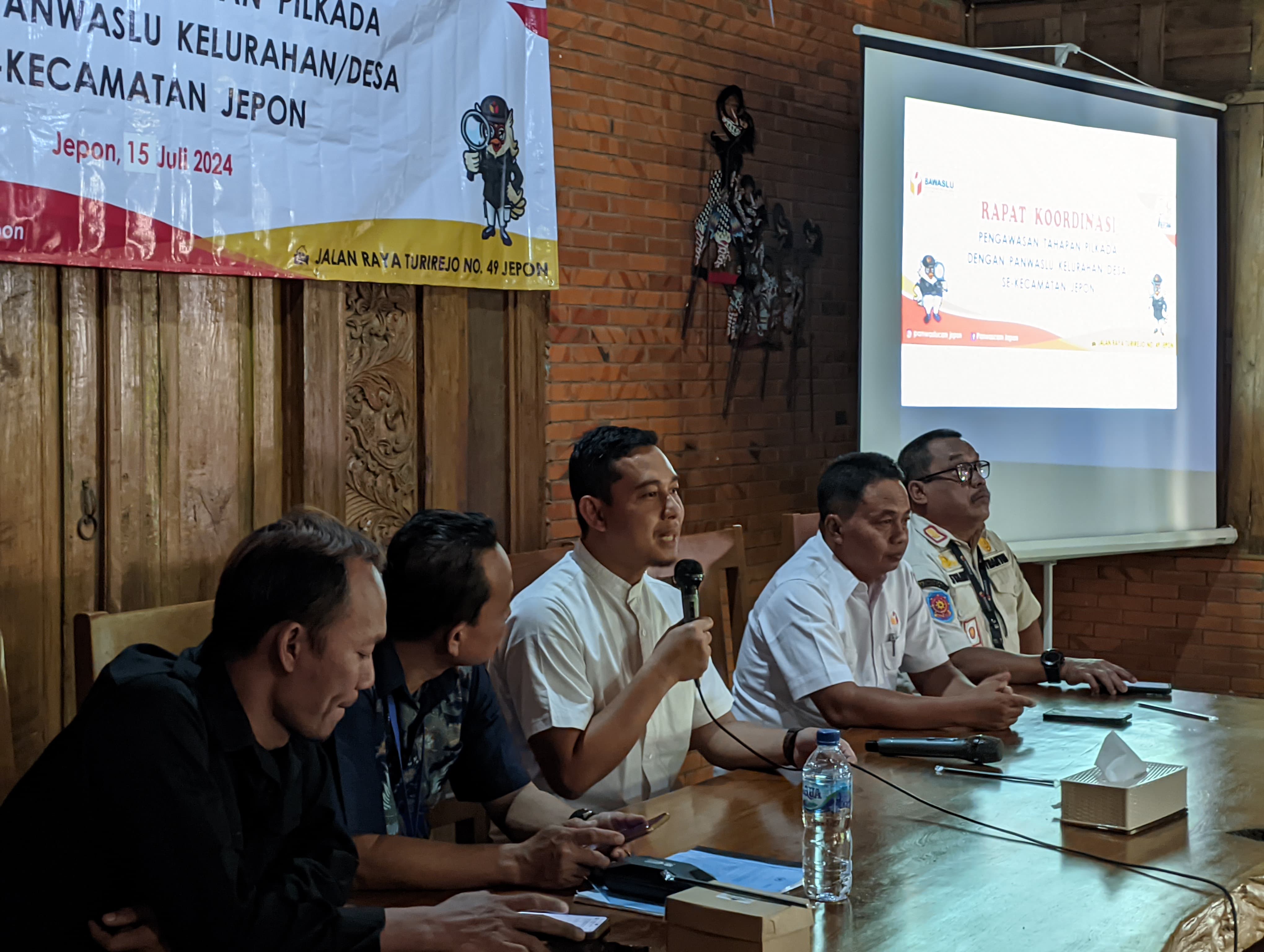 Ketua Bawaslu Blora saat memberikan arahan pada jajaran