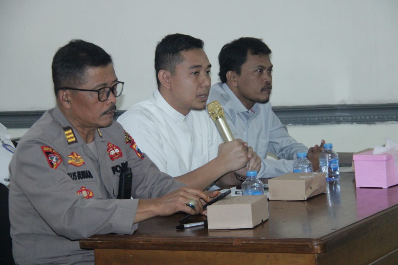 Ketua Bawaslu Blora saat mengikuti rapat penyusunan TPS Khusus di Kpu Kabupaten Blora