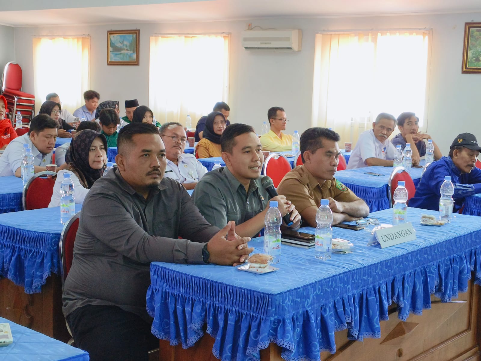 Ketua Bawaslu Blora, Andyka Fuad Ibrahim saat mengikuti rapat sosialisasi pendaftaran calon yang digelar oleh KPU Blora