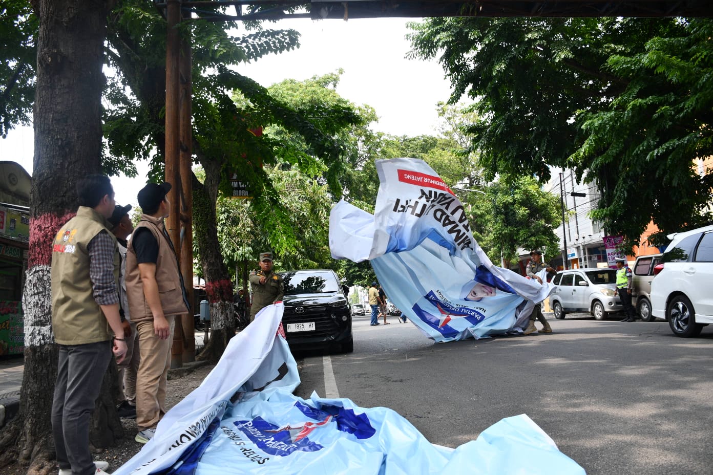 Masa Tenang, Bawaslu Blora dan Tim Gabungan Bersihkan Alat Peraga Kampaye