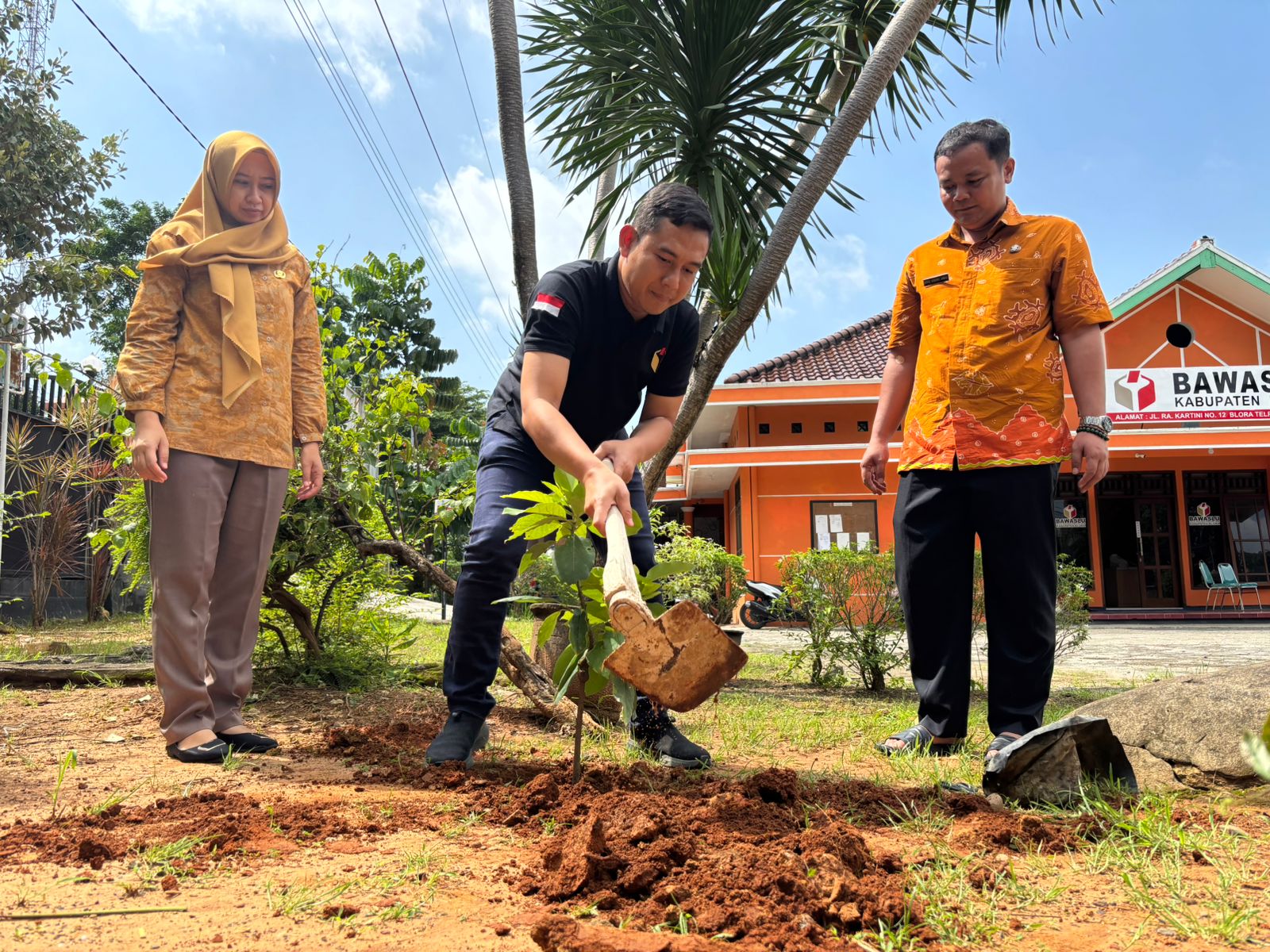 Bawaslu Blora Tanam Pohon Manggis Sebagai Simbol Integritas Kinerja