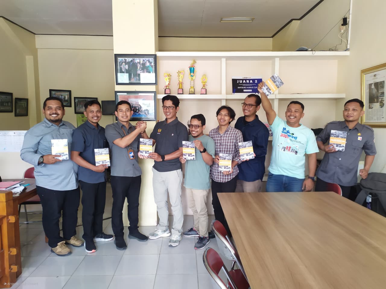 Bawaslu Blora Kunjungi Kantor PWI Blora, Bangun Sinergitas dan Serahkan Buku "Jejak Pengawasan Pemilihan Serentak 2024"
