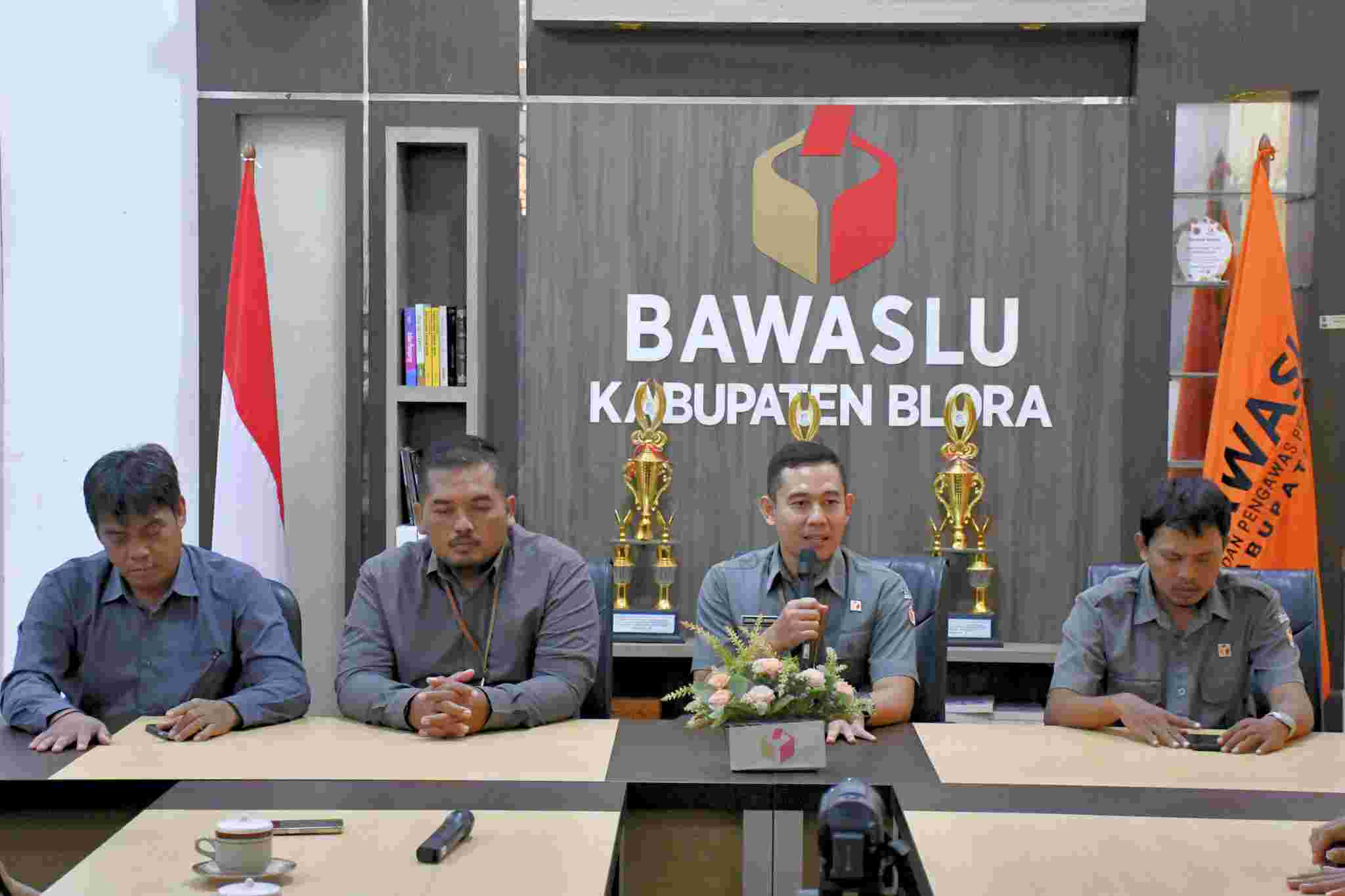 Bawaslu Blora Kenalkan Koordinator Sekretariat dan Bendahara Baru