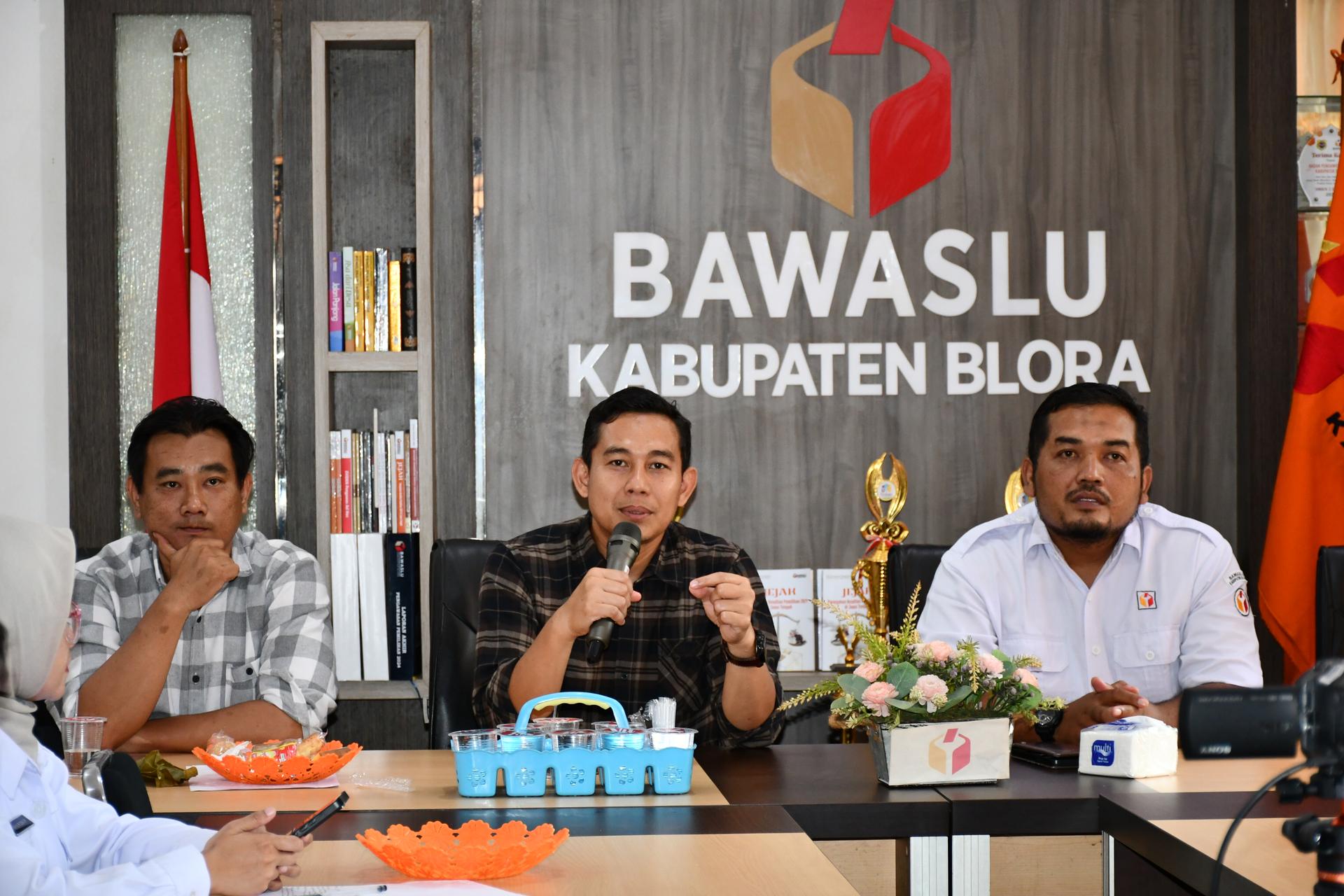 Bawaslu Blora Perkuat Pemahaman Regulasi Melalui "Rabu Relasi"