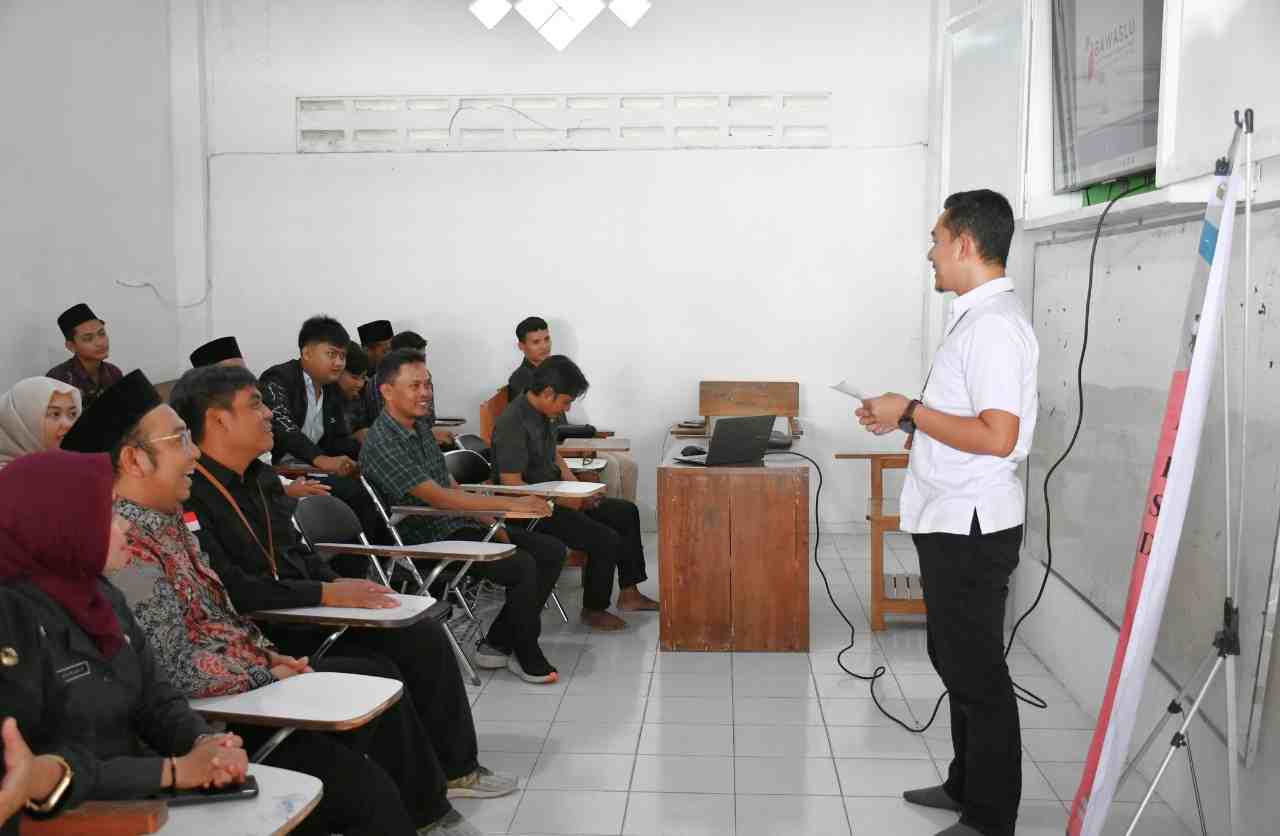 Bawaslu Blora Buka Kelas Demokrasi di IAI Khozinatul Ulum Blora