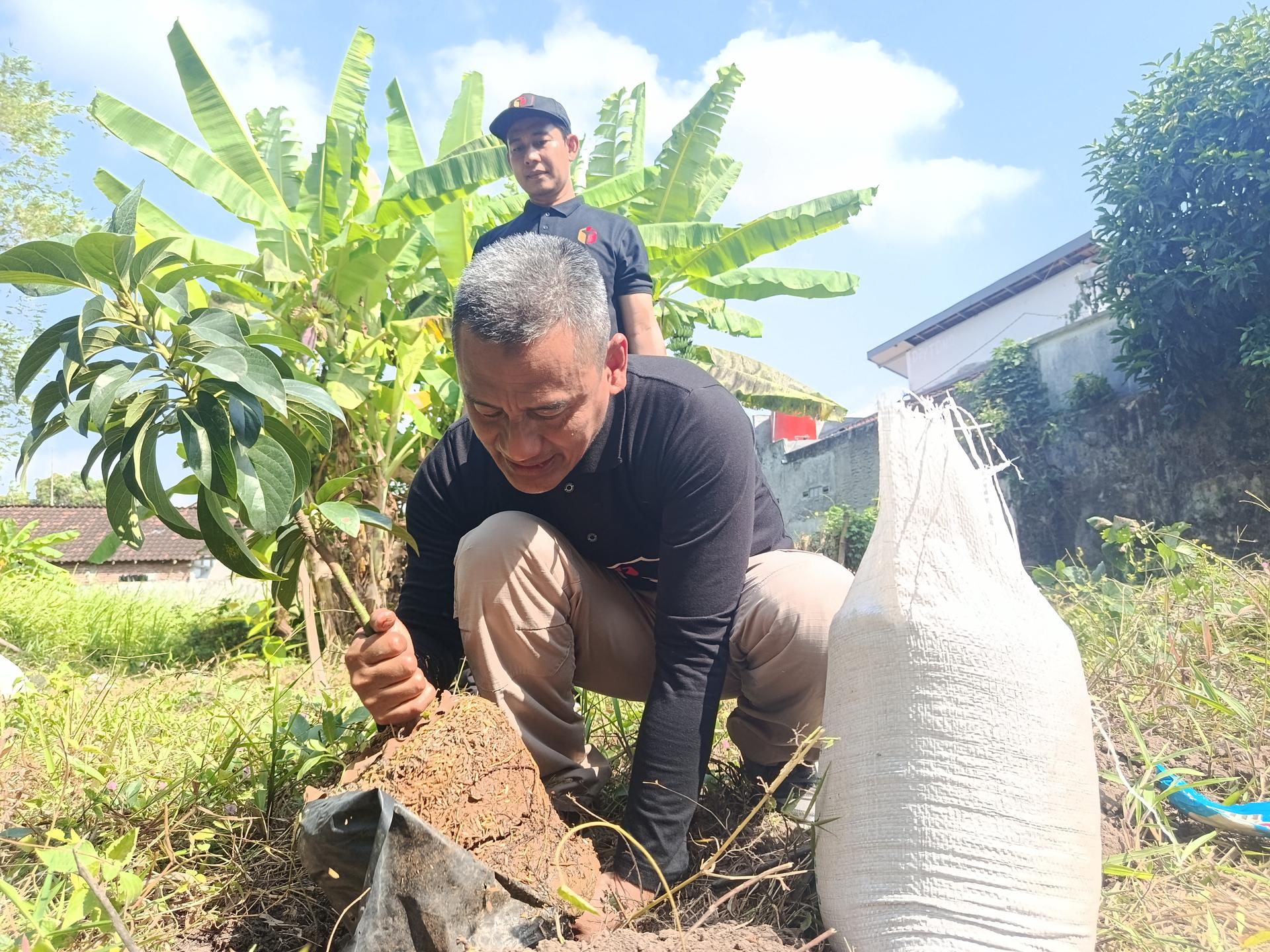 Jumat Sehati, Bawaslu Blora Gelar Jalan Sehat dan Tanam Pohon Integritas
