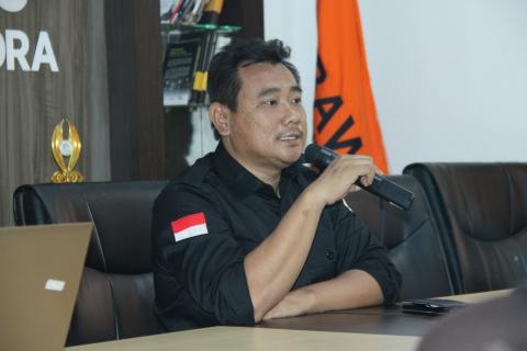 Anggota Bawaslu Blora, Akhmad Alwi saat memberikan arahan kepada jajaran Panwaslu Kecamatan