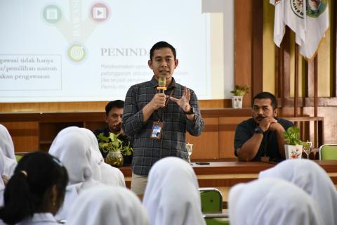 Ketua Bawaslu Blora saat memberikan materi kepada sisa SMA N 2 Blora