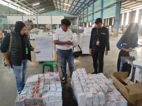 Bawaslu Kaltim Awasi Proses Cetak dan Sortir Surat Suara PSU Pilbup Kutai Kartanegara
