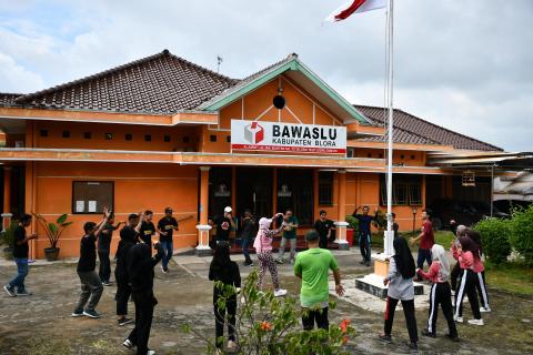 Jumat Sehati, Bawaslu Blora Gelar Senam Jantung Sehat