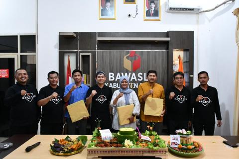 Bawaslu Blora Gelar Tasyakuran, Undang Pimpinan Periode 2018–2023 Rayakan HUT RI ke-81 dan Bawaslu Kabupaten/Kota ke-8