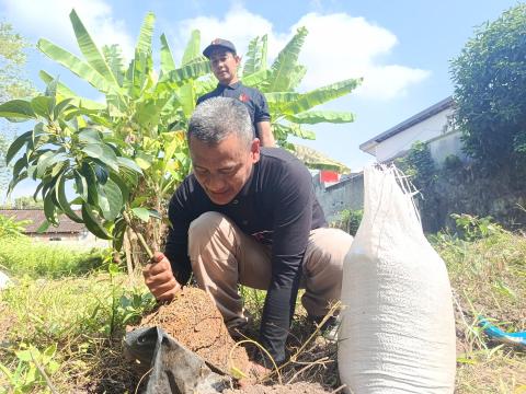 Jumat Sehati, Bawaslu Blora Gelar Jalan Sehat dan Tanam Pohon Integritas