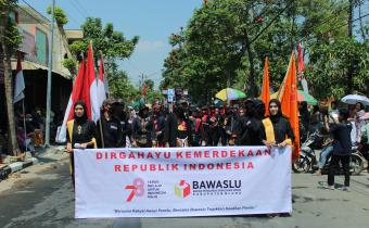 Jajaran Bawaslu Blora yang terdiri dari panwaslu kecamatan dan pkd ikuti kirab pembangunan Hut RI 