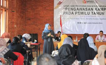 Dr. Sunny Ummul Firdaus saat memberikan Materi dalam kegiatan sosialisasi peraturan dan non peraturan Bawaslu