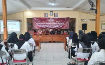 Anggota Bawaslu Jateng, Achmad Husain memberikan arahan pada pantarlih