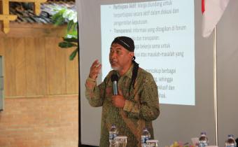 Ketua Badan Pengurus  YLPTP Surakarta Rahadi Al Paluri, saat menjadi narasumber dalam Sosialisasi pengawasan partisipatif yang digelar Bawaslu Blora.