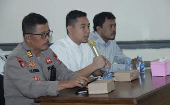 Ketua Bawaslu Blora saat mengikuti rapat penyusunan TPS Khusus di Kpu Kabupaten Blora