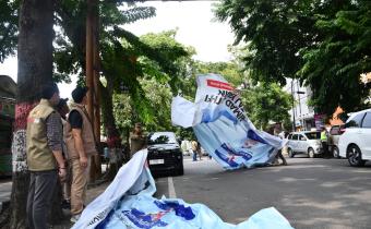 Masa Tenang, Bawaslu Blora dan Tim Gabungan Bersihkan Alat Peraga Kampaye