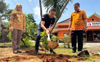 Bawaslu Blora Tanam Pohon Manggis Sebagai Simbol Integritas Kinerja