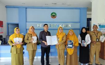 Bawaslu Blora Sampaikan Laporan Akhir dan Hibah Buku ke Perpustakaan Daerah, Bahas Kerja Sama Kepemiluan