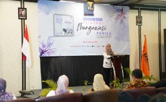 Lolly Sebut Demokrasi Tidak Boleh Lepas dari Budaya Lokal