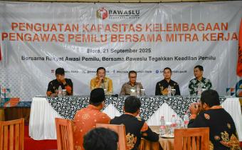 Perkuat Kelembagaan Bawaslu dan Mitra Kerja, Bawaslu Blora Hadirkan 3 Narasumber