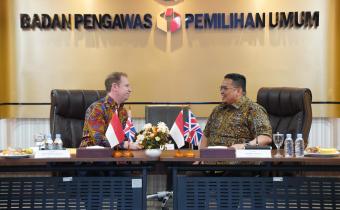 Bawaslu dan CIMD Inggris Bahas Penanganan Disinformasi Digital dalam Pemilu